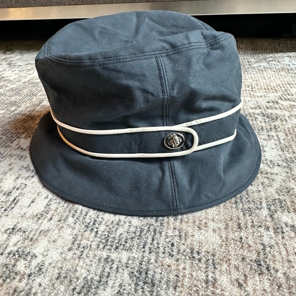 Coach Navy Blue with White Leather Trim Turnlock Bucket Hat Size P/S - Picture 4 of 7